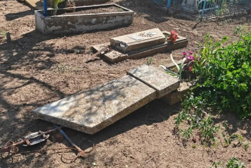 Вандалы сломали почти 20 надгробий на мелитопольском кладбище