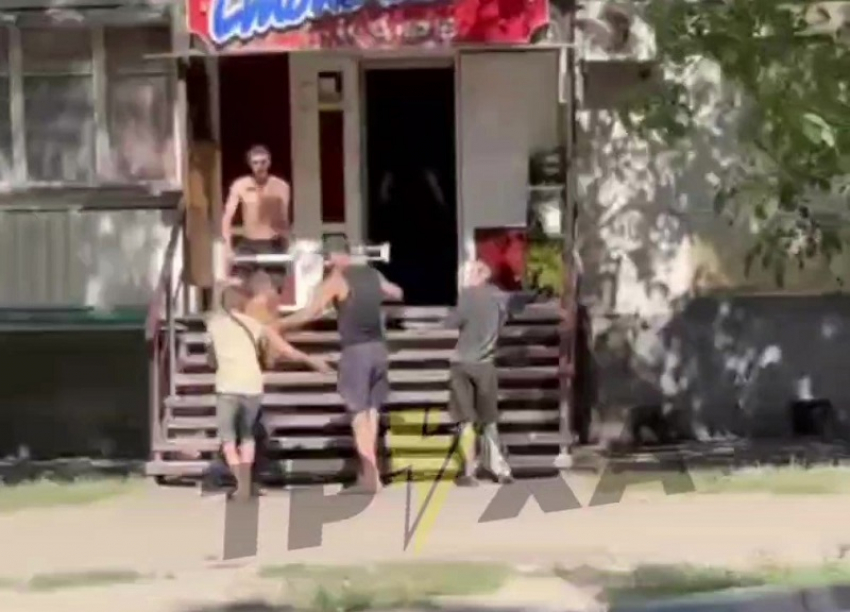 Массовая драка с применением костылей возле алкомаркета попала на видео в Запорожье