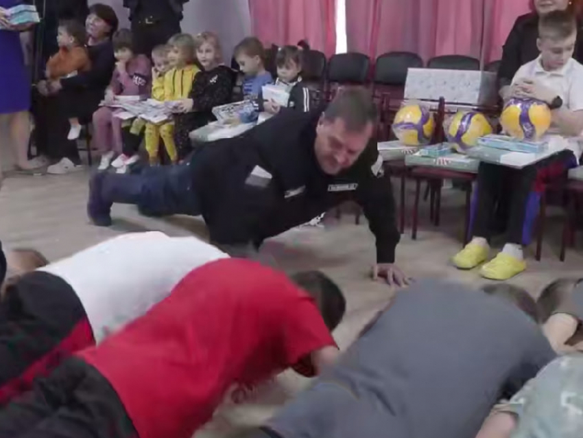 Не хуже Кадырова: сколько раз отжался запорожский губернатор перед бросившими ему вызов детьми