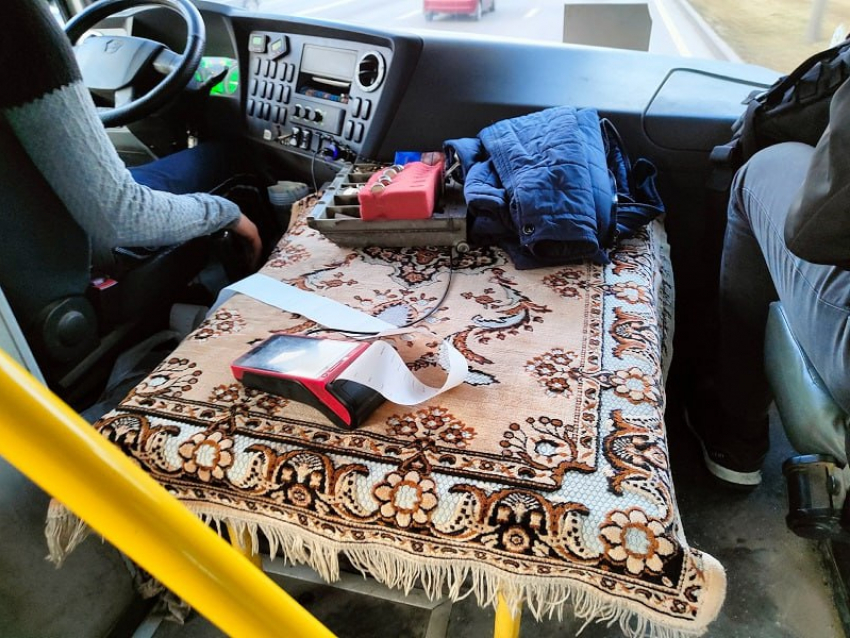 Отсутствие безналичной оплаты в автобусах Васильевского округа объяснил Минтранс
