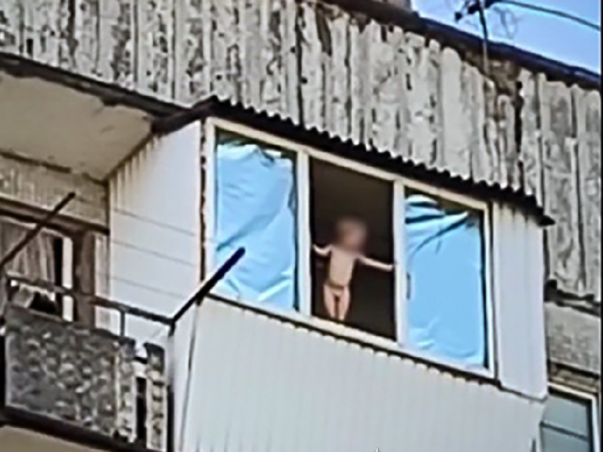 Трёхлетний мальчик чуть не выпал из окна девятого этажа в Запорожье