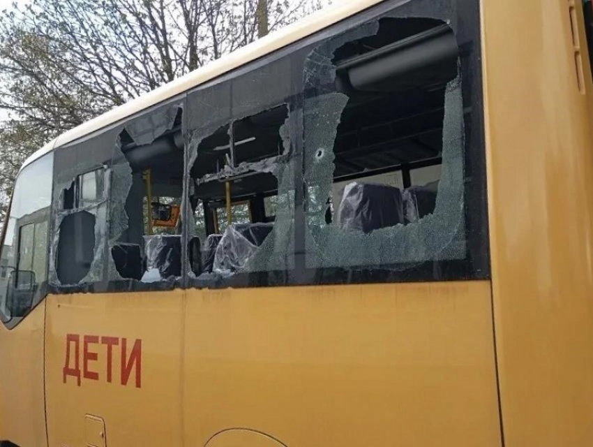 Школьный автобус поврежден после атаки ВСУ по зданию магазина в Каменке-Днепровской