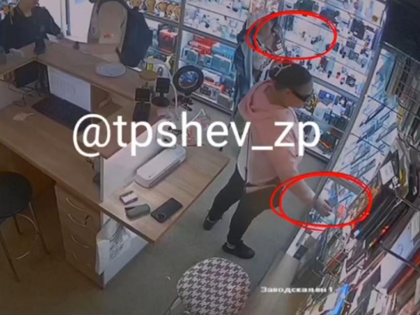 Момент кражи телефона и часов с витрин магазина попал на видео в Запорожье