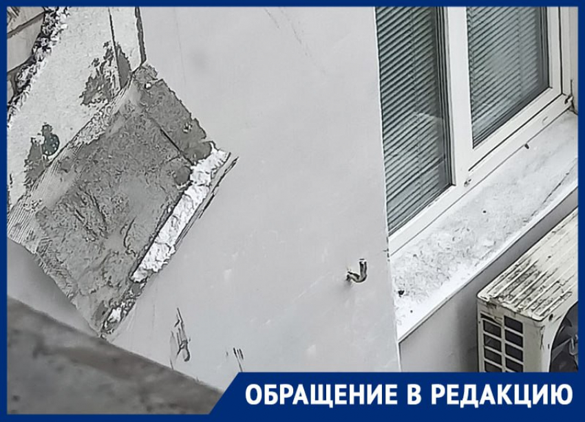 Чинили крышу, а разбили стёкла: опасный ремонт проводят рабочие в многоэтажке в Днепрорудном