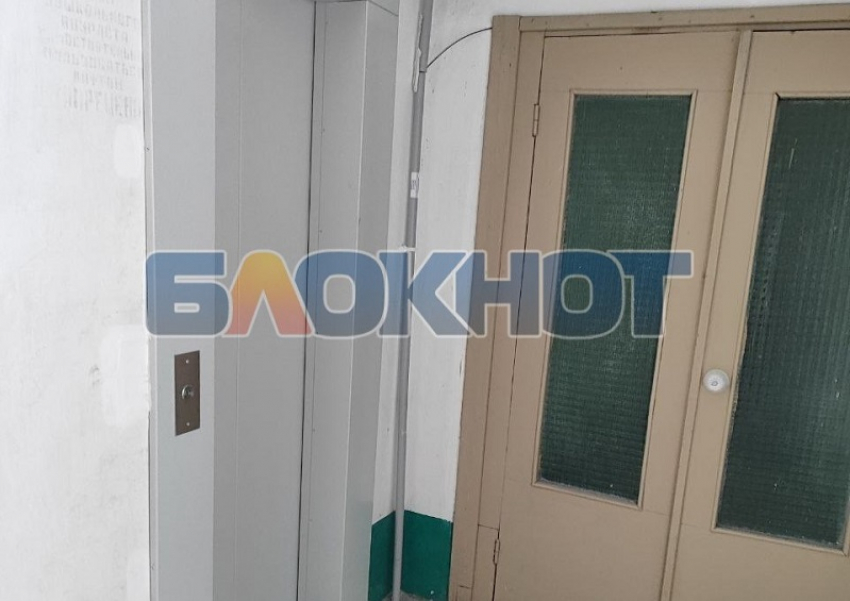 «Ходим пешком»: новые лифты перестали работать в многоэтажках Днепрорудного