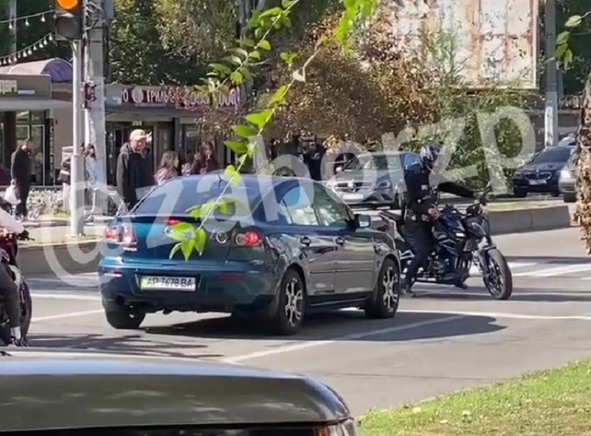 Разборку трёх мотоциклистов с водителем легковушки посреди дороги сняли на видео в Запорожье