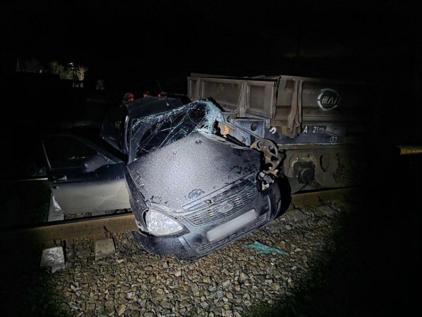 Водитель LADA проехал ж/д переезд на красный и попал под тепловоз в Запорожской области