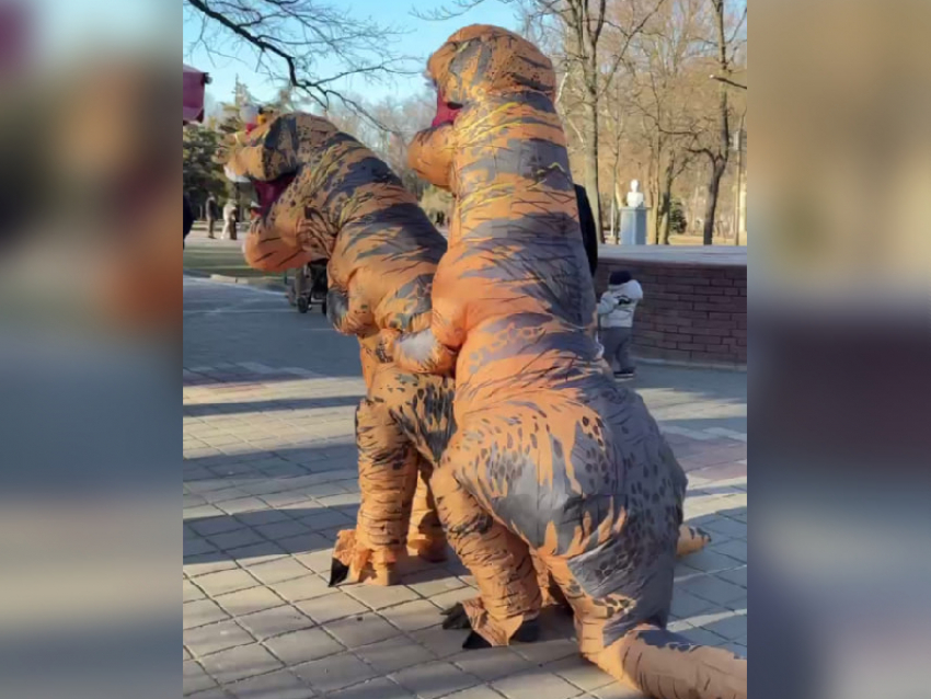 На видео сняли спаривание двух динозавров в Мелитополе