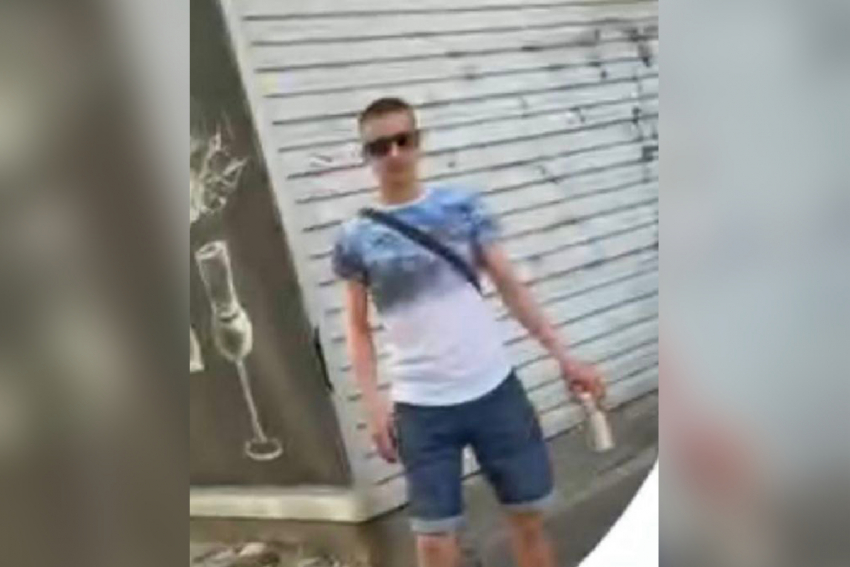 В Запорожье пьяный мужчина пытался облапать девушек