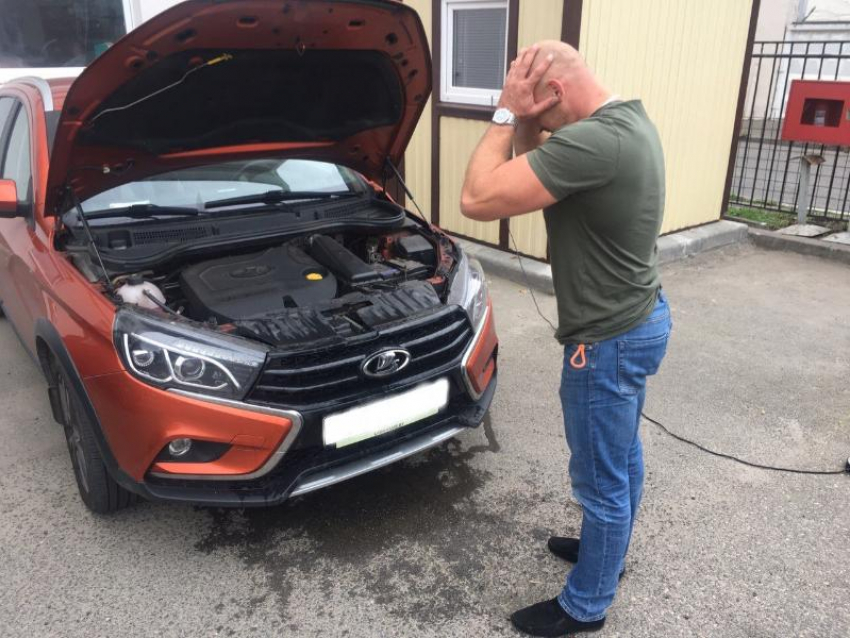 Запорожец разбил лопатой машину своего приятеля после ссоры 