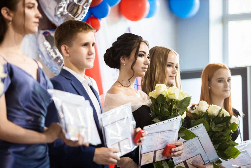 Почти три тысячи запорожских выпускников получили аттестаты о среднем образовании