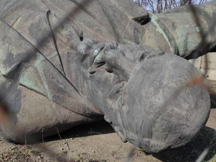 В Запорожье не могут найти покупателя огромной скульптуры Ленина за 10,4 млн рублей