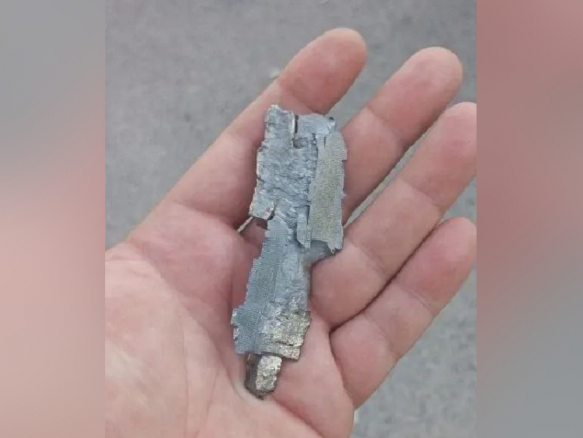 Мэр Пухов показал осколок украинского снаряда, ударившего по Энергодару