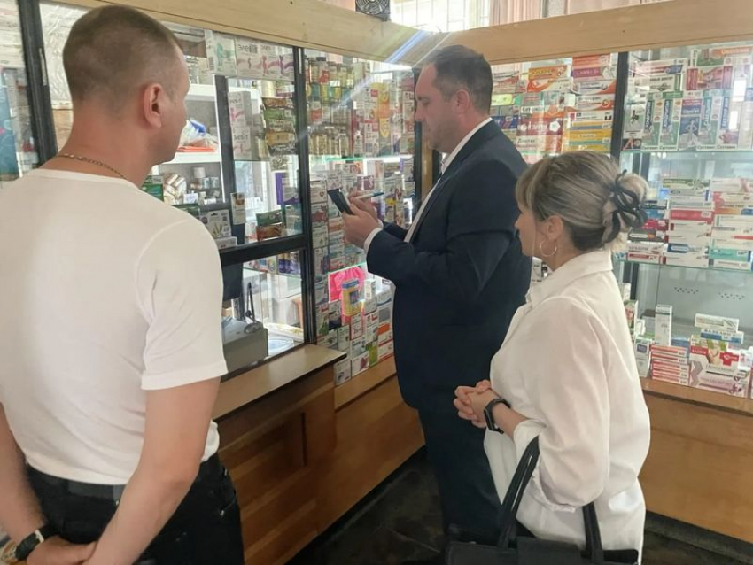 Наличие товаров в магазинах и аптеках проверили власти Токмака