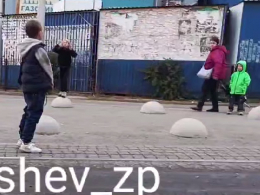 На видео сняли, как запорожские дети заплевали прохожих