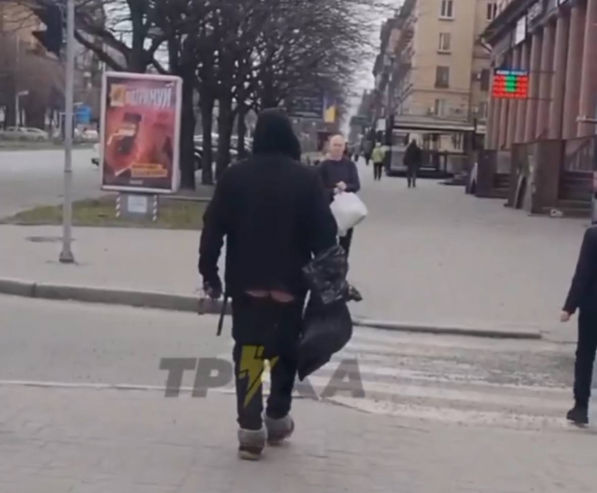 Мужчину с голой задницей засняли на видео жители Запорожья