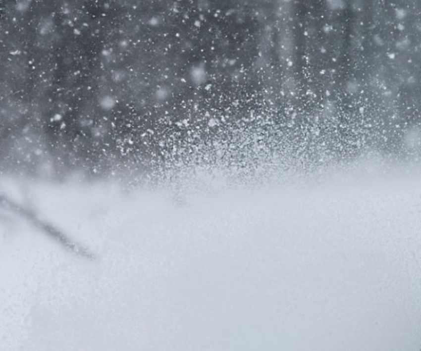 Штормовое предупреждение объявлено из-за сильного ветра и метели в Запорожской области