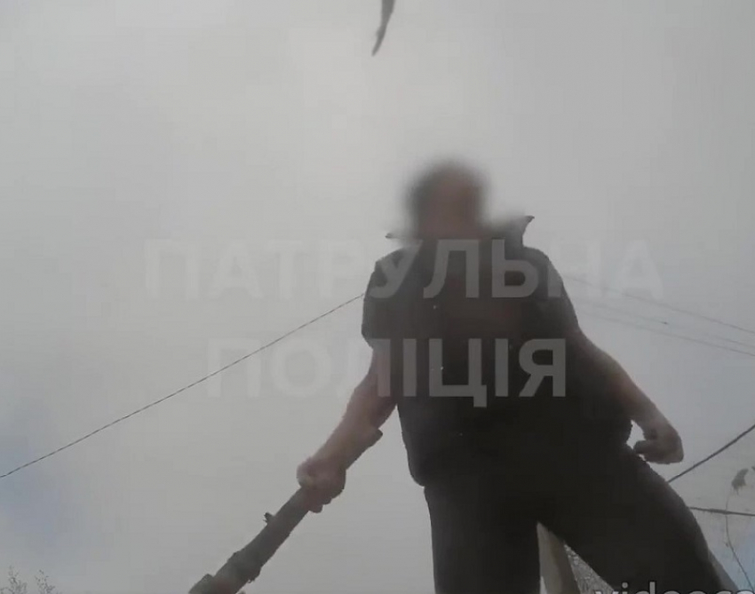 В Запорожье мужчина с топором напал на полицейских