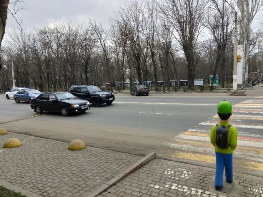 В Мелитополе начали установку лежачих полицейских на опасных участках дорог