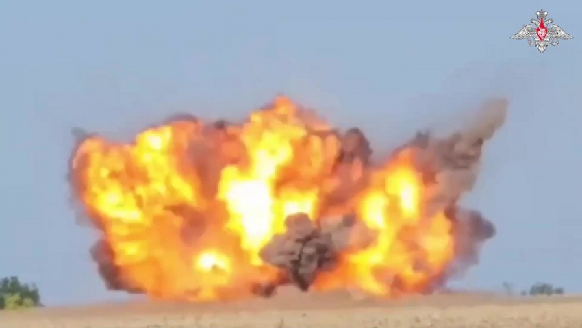 В Минобороны РФ показали, как саперы дистанционно разминировали маршруты движения техники в Запорожье