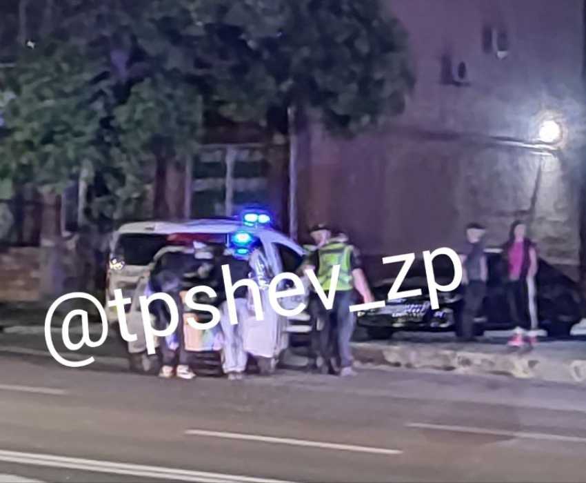 Автомобиль влетел в остановку и сбил парня в Запорожье