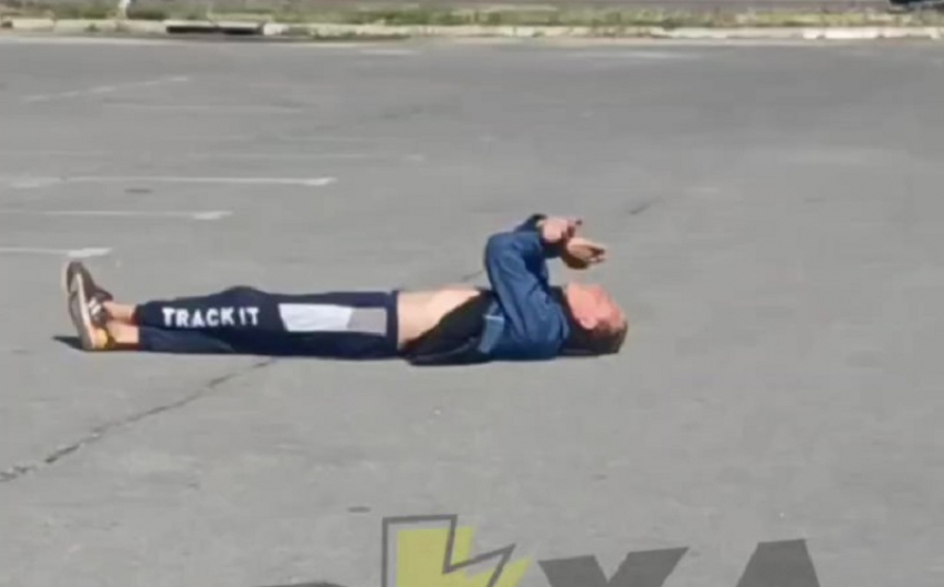 Запорожец ловил связь с космосом на парковке и попал на видео