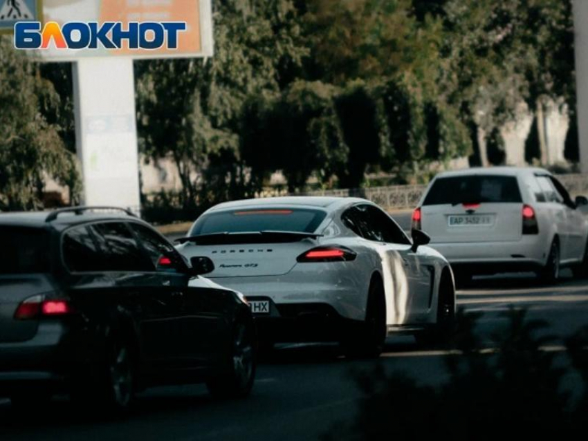 Житель Мелитополя 3 года не может получить российские номера на свою машину