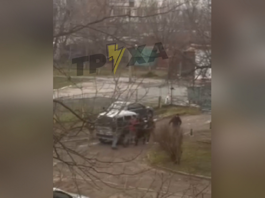 Появились кадры, как запорожец ловко сбежал от пытавшихся похитить его военкомов