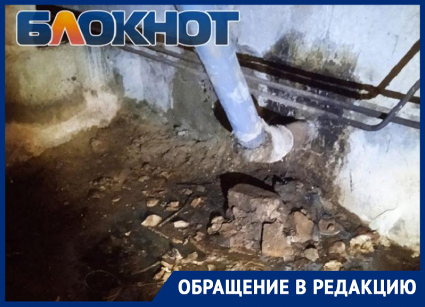 «Фекалии текут водопадом»: дом в Мелитополе месяц затапливает канализацией