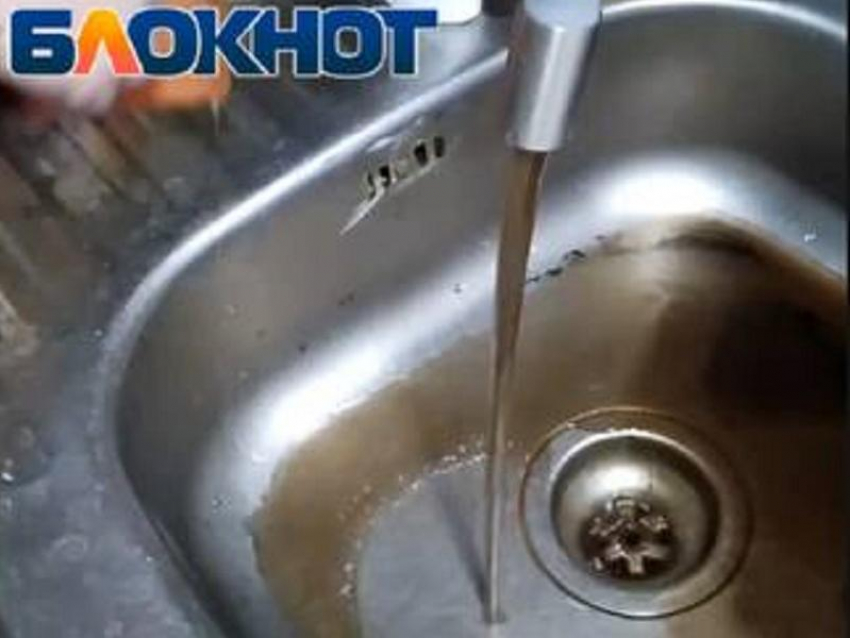 У жителей Васильевки потекла коричневая вода из-под крана