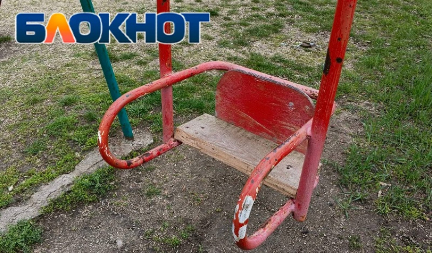 Жуткое состояние детских площадок Бердянска показал местный житель