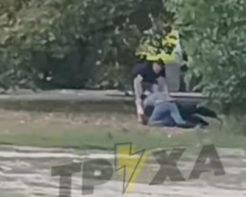 Запорожцы сняли на видео, как трое мужчин побили друг друга из-за «ста грамм» 