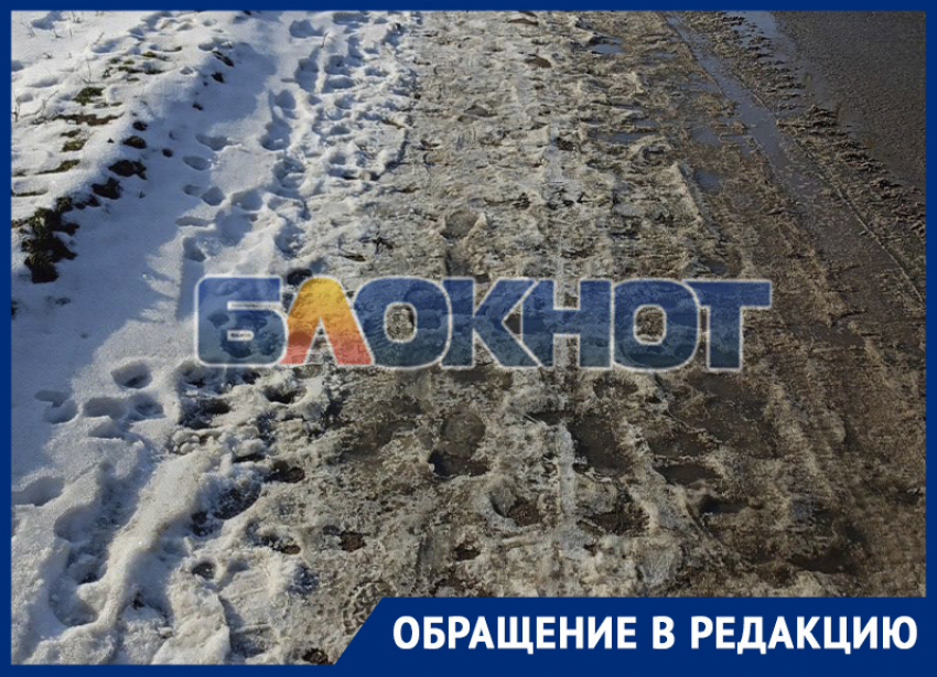 «Приходится идти по дороге»: жительница пгт Мирное обратилась к властям из-за отсутствия тротуаров