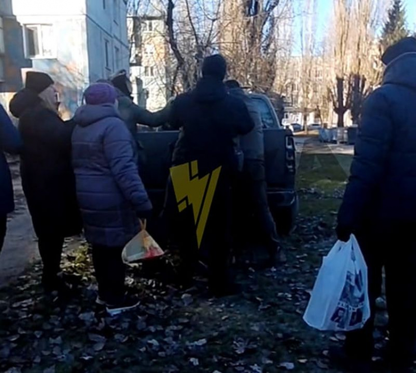 Военкомы скрутили мужчину средь бела дня в Запорожье, женщины не смогли его отбить