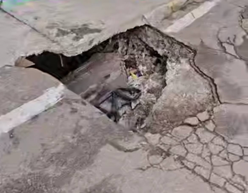 Запорожцы показали жуткое состояние тротуаров в районе местного рынка