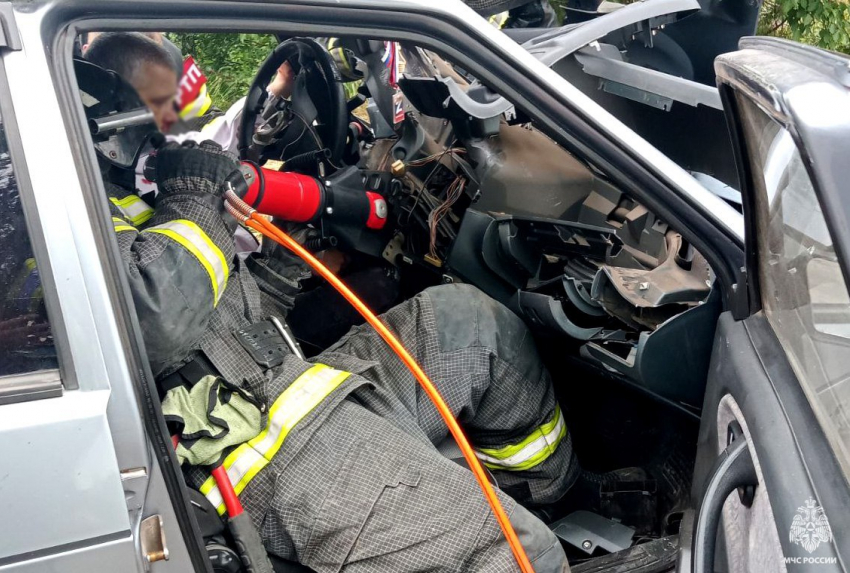 Спасатели деблокировали зажатого в машине водителя на выезде из Днепрорудного