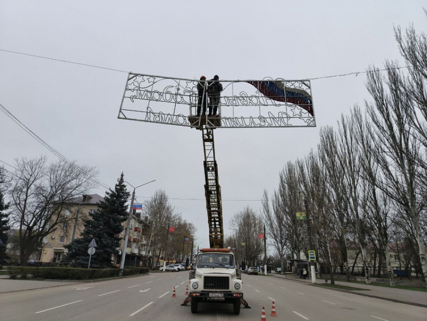 Праздничную иллюминацию к Новому году показали в мэрии Мелитополя