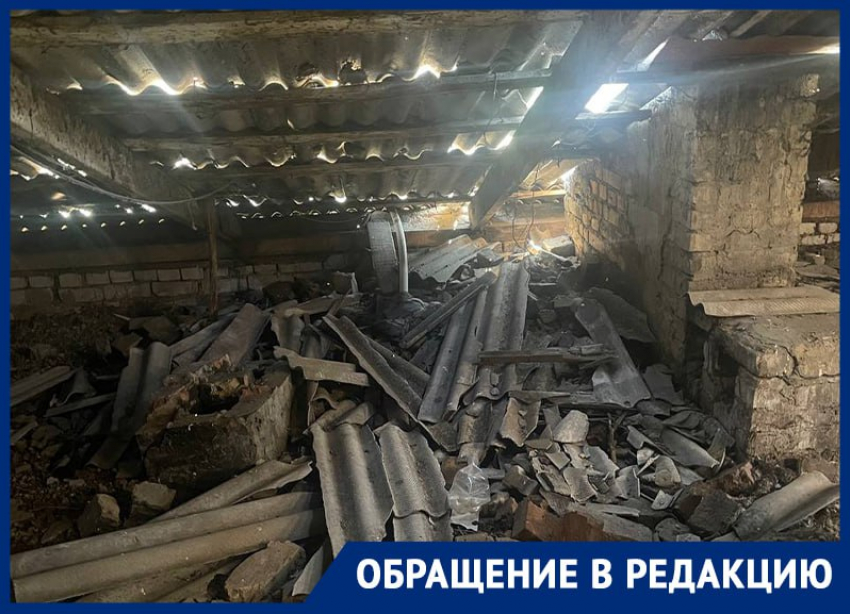 «Здесь живут пенсионеры и инвалид»: жительница Михайловки показала жуткую полуразрушенную крышу многоквартирного дома