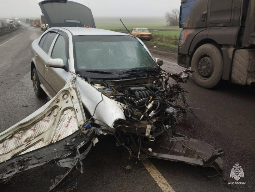 Один человек погиб и один пострадал в тройном ДТП с грузовиками на бердянской трассе