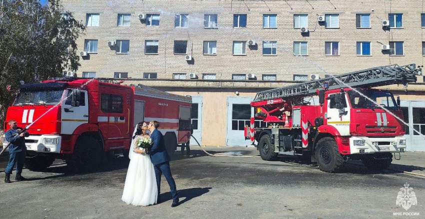 Сотрудник МЧС в Мелитополе сыграл свадьбу прямо в пожарной части