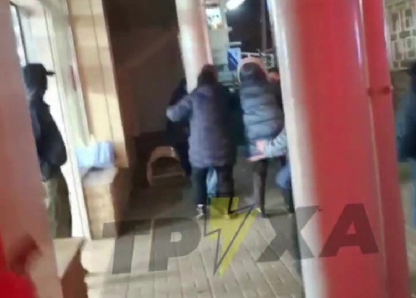 Охранник магазина попал в массовую драку из-за шоколадки в Запорожье