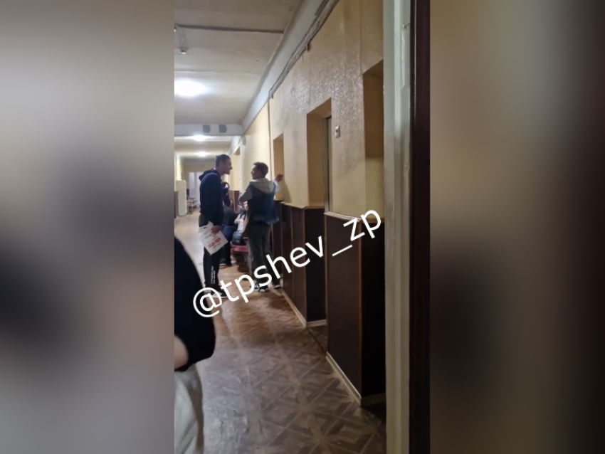 Перепалка доктора и пьяного пациента в коридоре больницы попала на видео в Запорожье