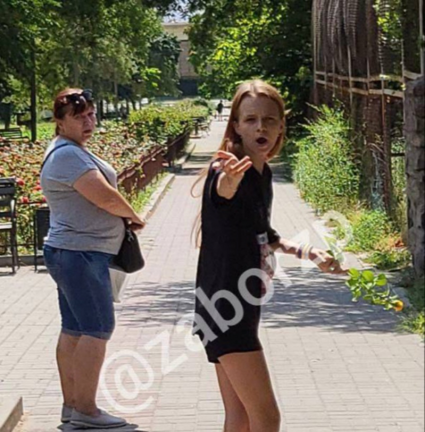 Мать с дочкой оборвали розы в запорожском парке и нахамили прохожим