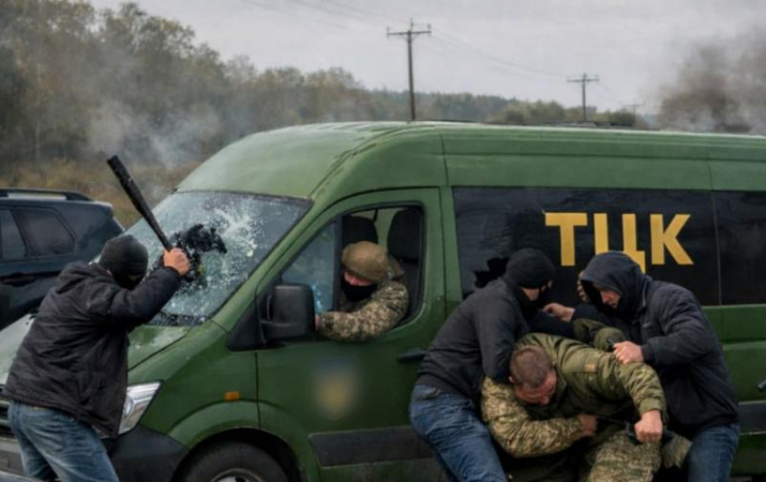 Мужчины разбили машину военкомов для спасения запорожца в Волыни