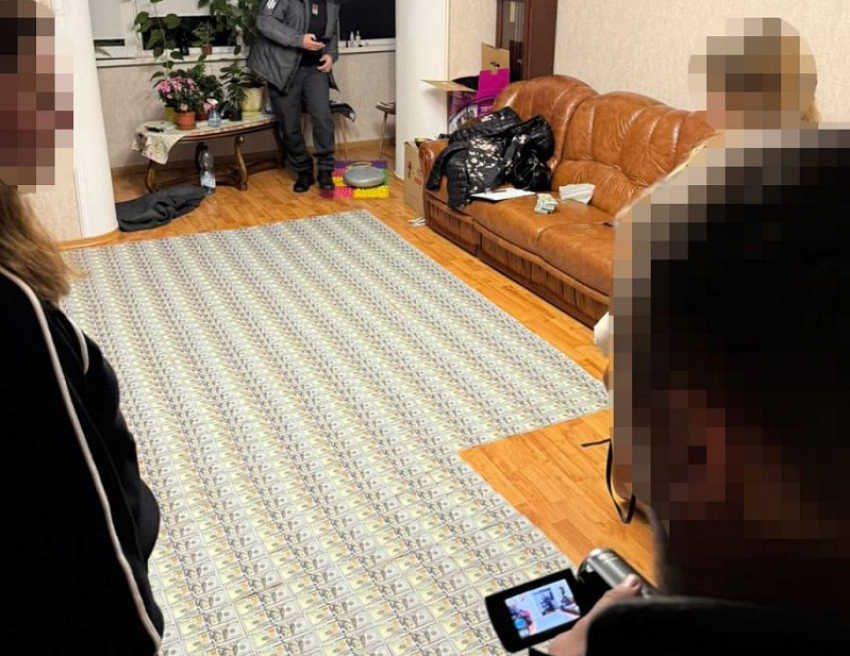 «Ковёр» из долларов показали во время обыска полицейских, спасавших украинцев от ТЦК в Запорожье