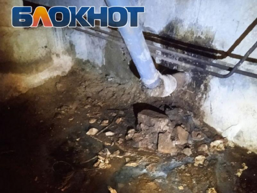 «Фекалии текут водопадом»: дом в Мелитополе месяц затапливает канализацией