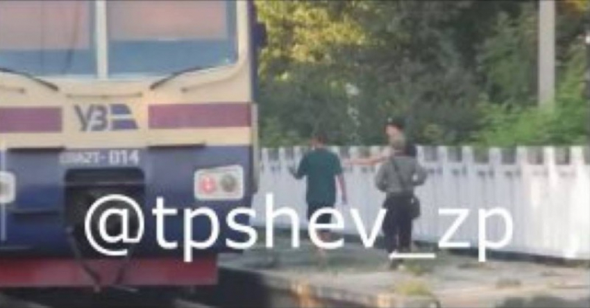 Малолетние зацеперы облюбовали очередную электричку в Запорожье