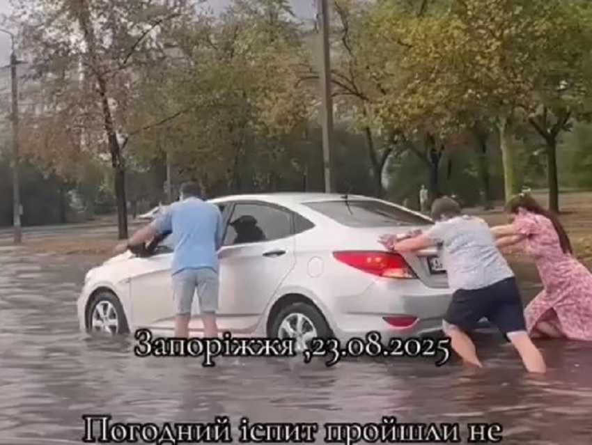 «Машины уходят под воду»: почему улицы Запорожья парализовало после мощного ливня