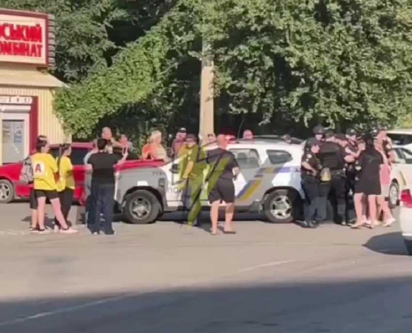 Появилось видео, как полицейский толкнул девушку под машину во время массовой драки в Запорожье