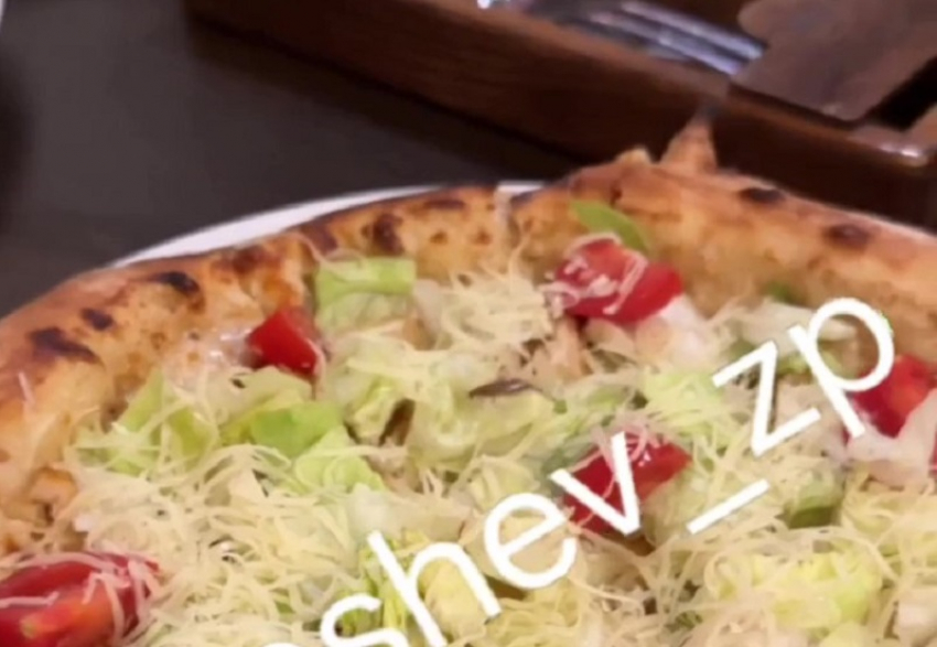 Пиццу с живым тараканом подали в ресторане Запорожья